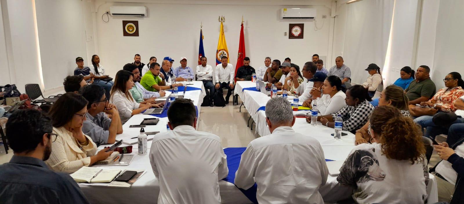 Reunión de los viceministros del Interior, Defensa, Minas y Energía, Medio Ambiente y delegados del Departamento Nacional de Planeación, junto a mineros. 