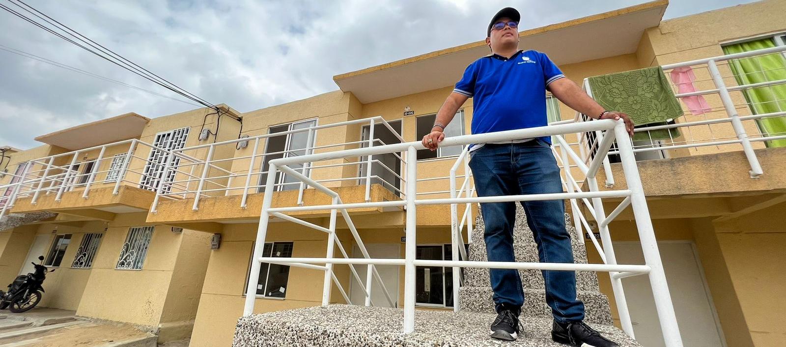 Carlos Borja, sobreviviente de 35 días en una UCI por un accidente y de un cáncer, está feliz con su apartamento en Sabanagrande, Atlántico. 
