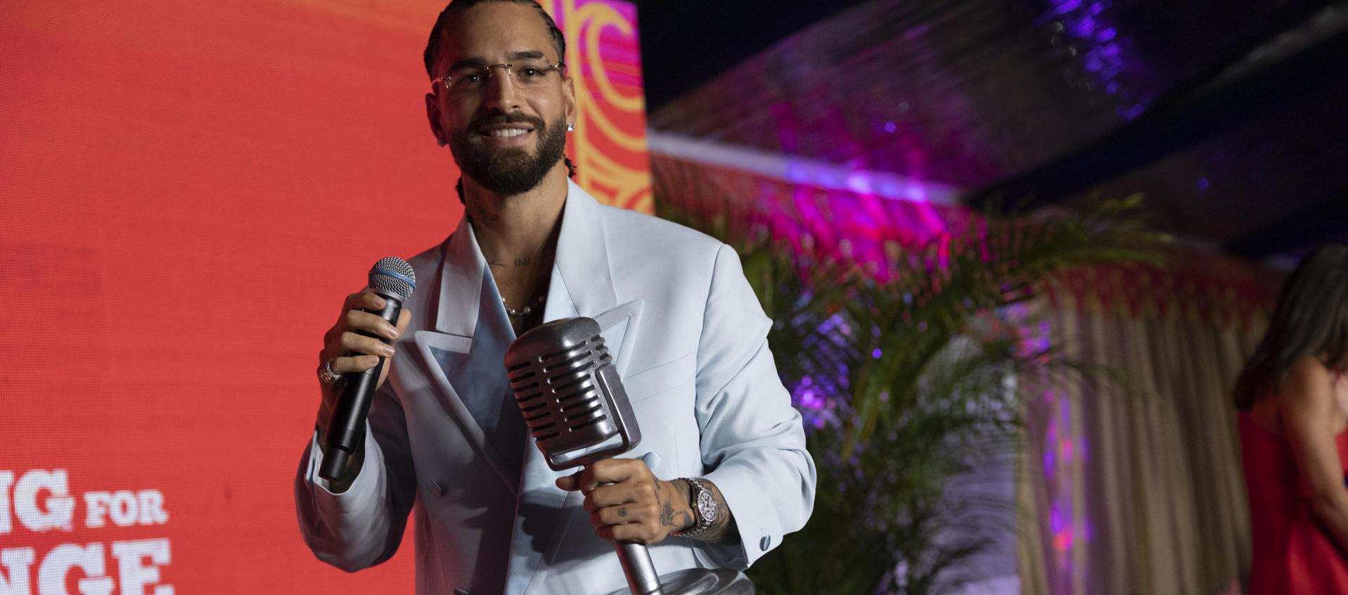 Maluma después de recibir un premio por su impacto filantrópico con su fundación "El Arte de los Sueños'.
