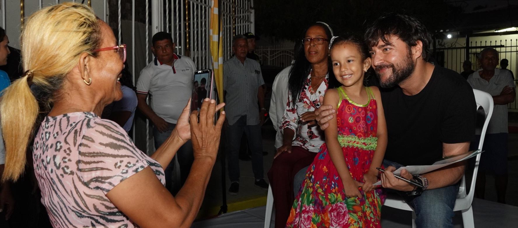 El Alcalde Jaime Pumarejo posa junto a una niña residente en el barrio Pumarejo donde entregó nuevas vías
