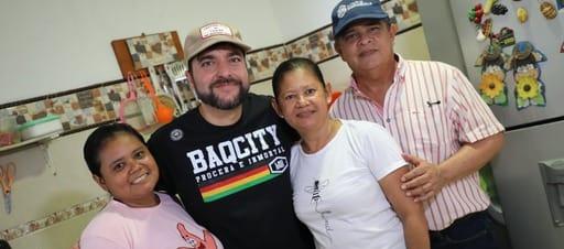 El Alcalde Pumarejo y su Secretario de Obras, Rafael Lafont, con una de las familias beneficiadas de Las Malvinas.