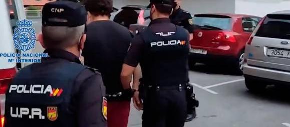 Policías de España conducen a una de las personas capturadas