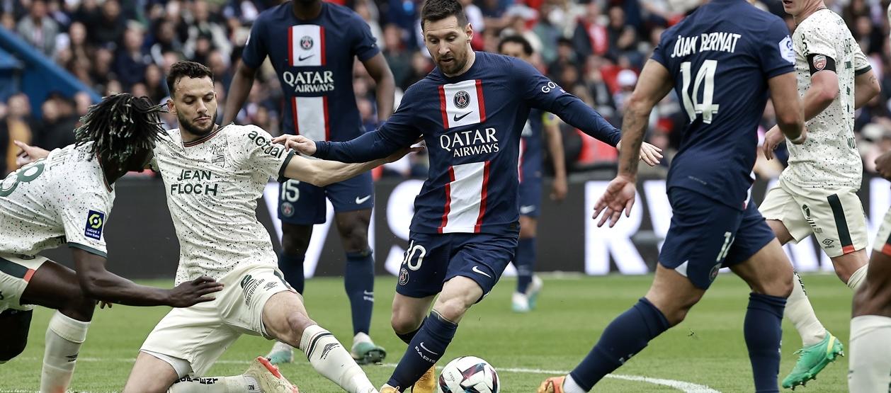 Lionel Messi intenta buscar ángulo de remate hacia la portería del Lorient. 