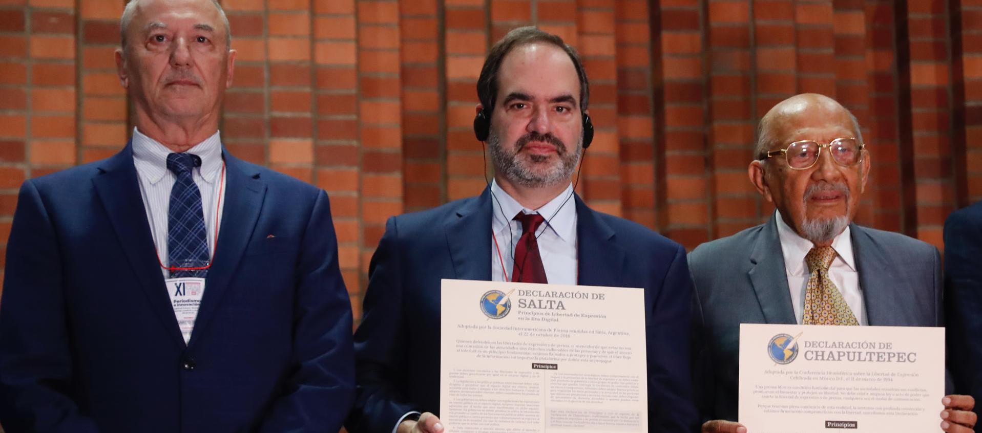 El presidente de la SIP, Michael Greenspon, sostiene junto al director ejecutivo de la SIP, Ricardo Trotti, las declaraciones de Chapultepec y Salta.
