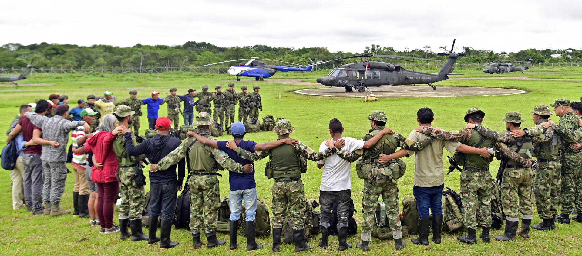 Soldados se abrazan a los indígenas nukak que este domingo se unieron a la búsqueda de los 4 niños perdidos en la selva