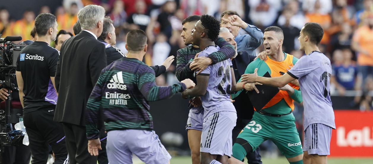 Vinicius se enfrenta con los jugadores del Valencia tras ser expulsado. 