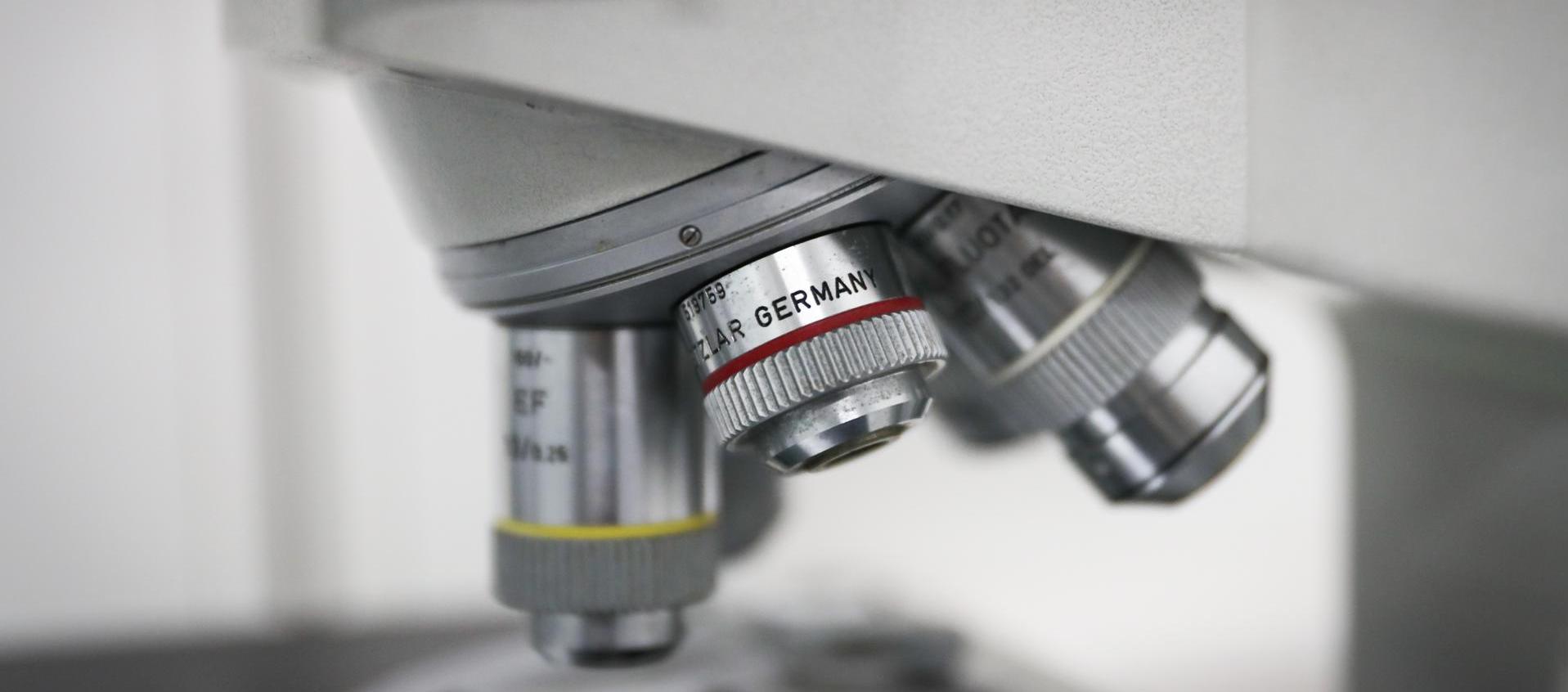 Vista de un microscopio en una laboratorio.
