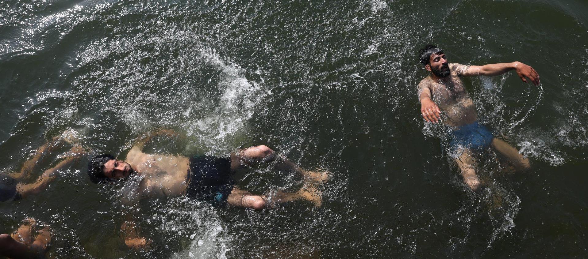 Personas en India se bañan en los ríos por ola de calor.
