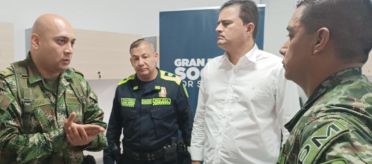 El alcalde de Soledad, Rodolfo Ucrós, con el teniente coronel Geovanny Barrero, comandante Operativo de la Policía Metropolitana, Teniente coronel Nemesio Garzón, comandante del Batallón de Policía Militar No.2 'Ciudad de Barranquilla'.