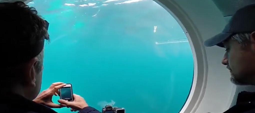 Dos turistas en el submarino Ocean Gate en una foto de archivo