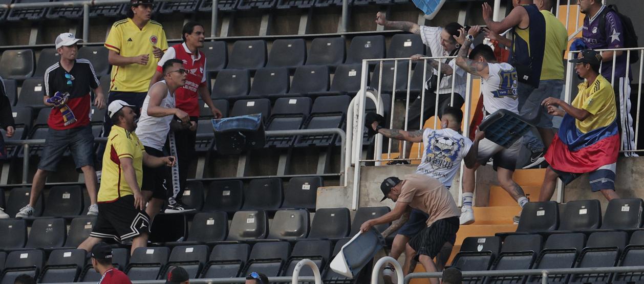 El enfrentamientos entre aficionados de la Selección Colombia en el estadio Mestalla. 