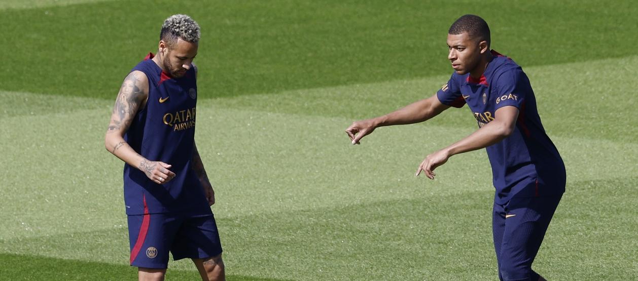 Neymar y Mbappé durante un entrenamiento con el PSG. 