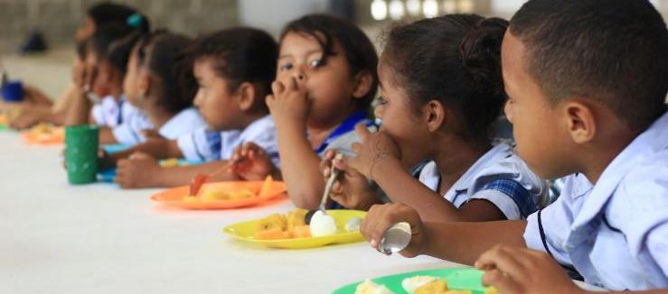 Niños atendidos con el PAE en un colegio de la Guajira