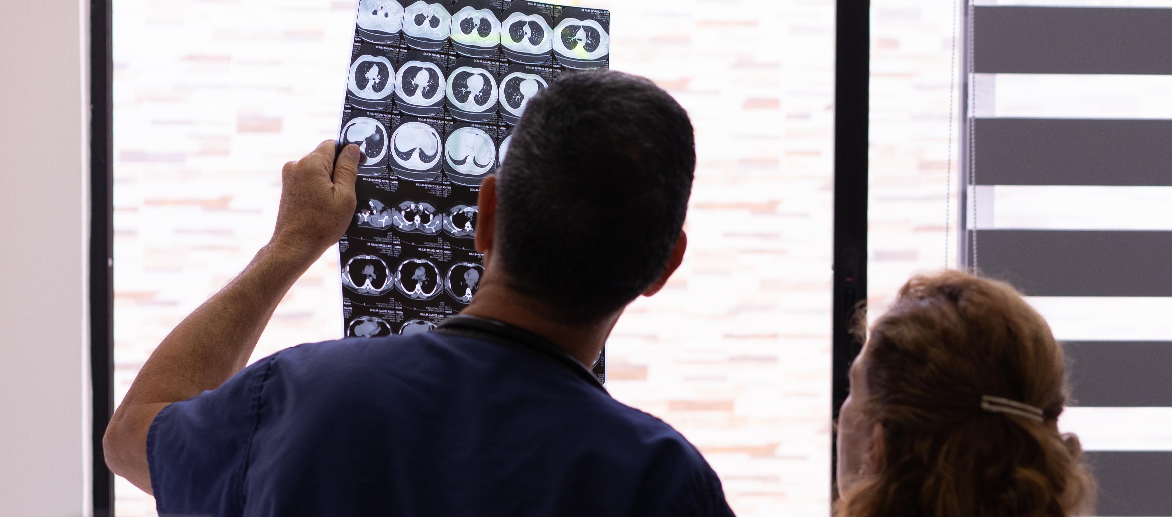 La llegada de los médicos venezolanos son una amenaza para los profesionales de Colombia y la salud de los usuarios, dice el Colegio Médic