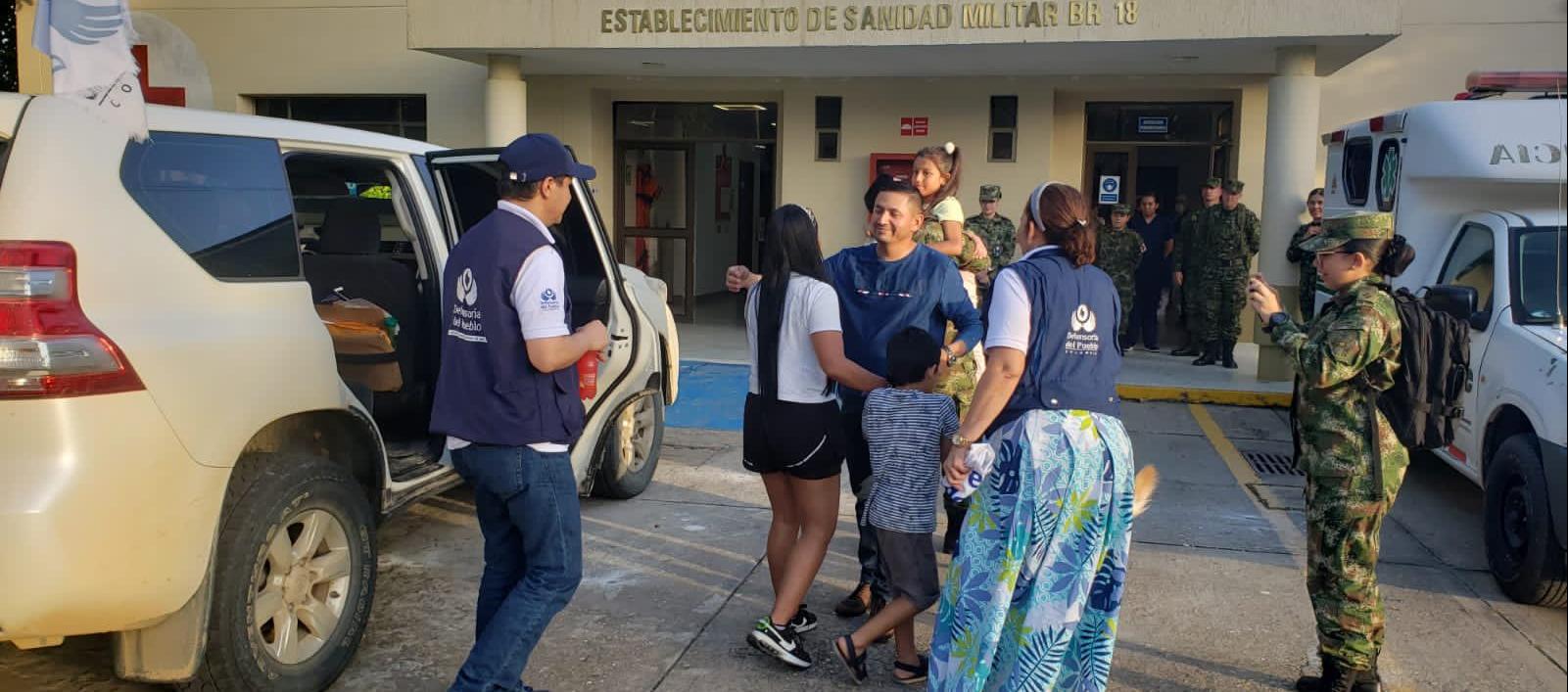 La sargento Karina Ramírez a su llegada al cantón militar en Arauca, de Allí fueron trasladados a Bogotá