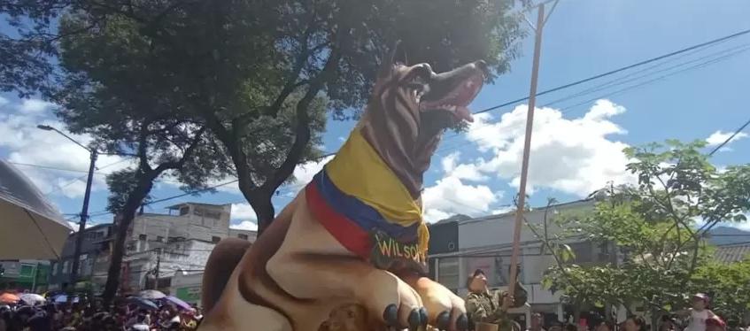 Figura del perro 'Wilson' durante desfile en Ibagué.