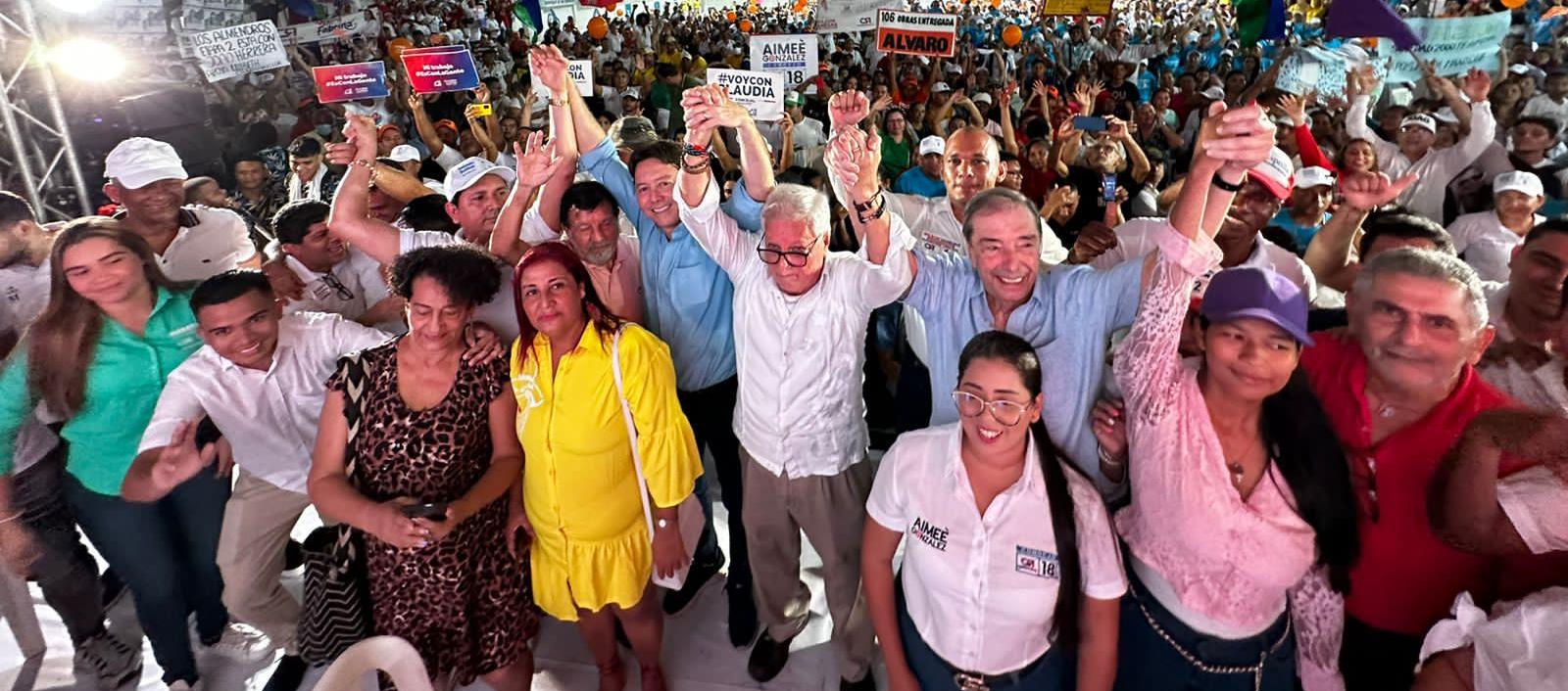 El máximo dirigente de Cambio Radical, Fuad Char, levanta los brazos de Joao Herrera. Los acompaña el excandidato William Torres, entre otros