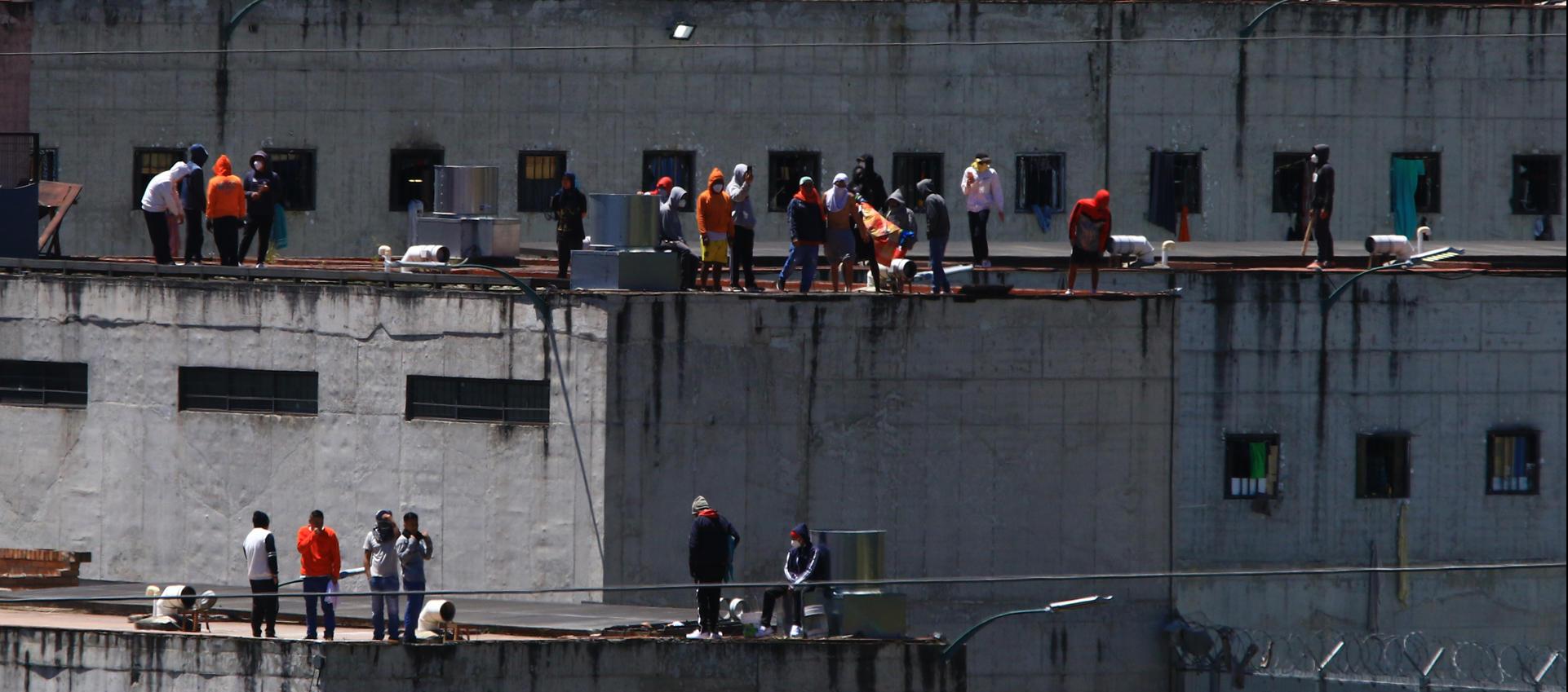 Presos se toman los techos de la cárcel "El Turi", en la ciudad de Cuenca (Ecuador). 