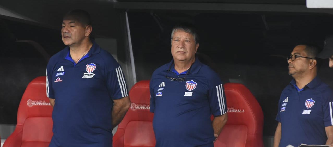 Hernán Darío Gómez con su asistente Édgar Carvajal y el gerente Héctor Fabio Báez.