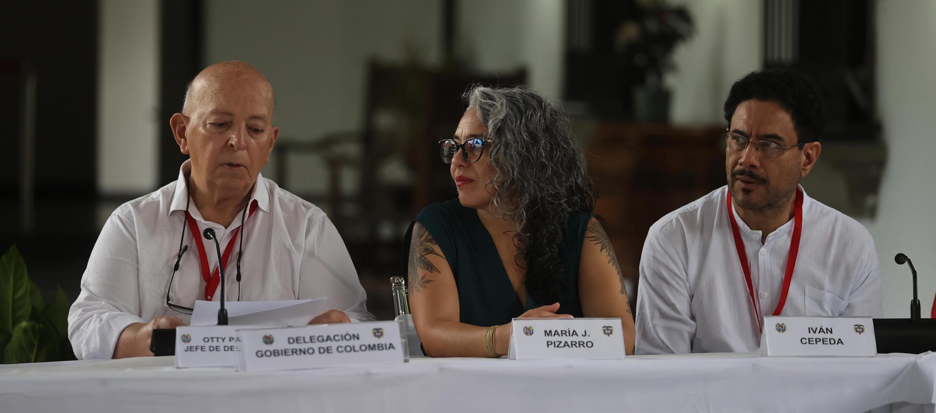 El jefe de la delegación del Gobierno, Otty Patiño y los senadores María José Pizarro e Iván Cepeda, en el inicio del cuarto ciclo de negociaciones entre el Gobierno de Colombia y el ELN