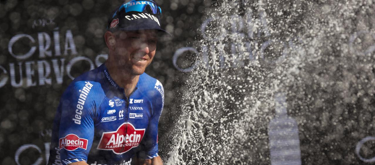 Kaden Groves celebra tras ganar la quinta etapa de la Vuelta a España.