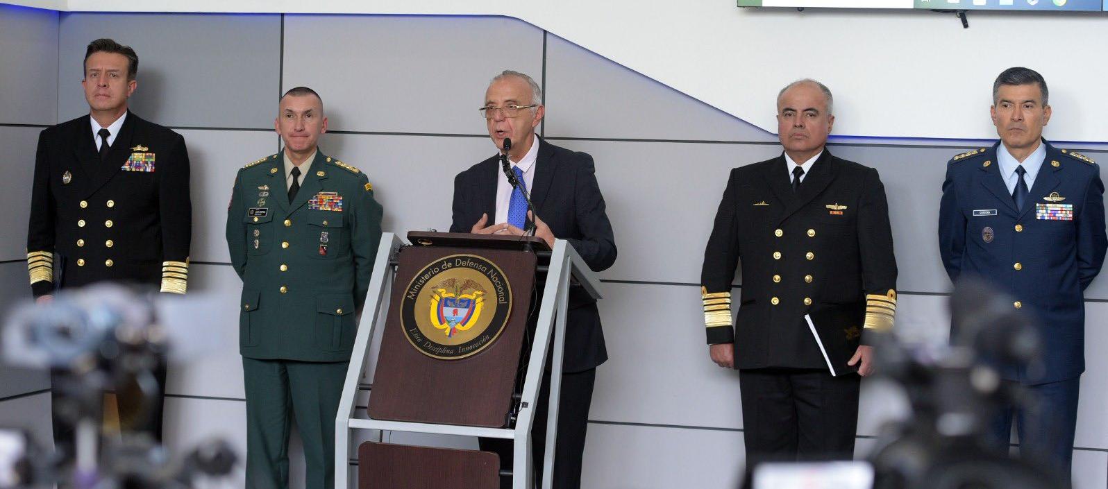 El Ministro de Defensa, Iván Velásquez, en la rueda de prensa juno a Fuerzas Militares y Policía