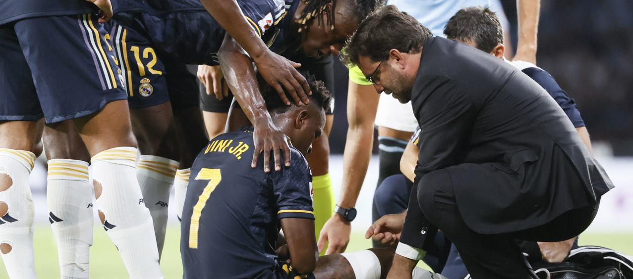 Vinicius atendido en la cancha tras la lesión del viernes. 
