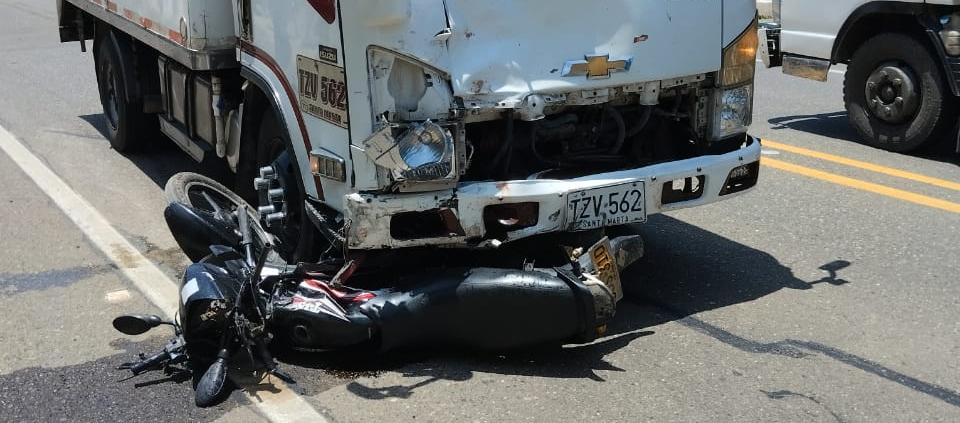 Motocicleta y furgón implicados en el accidente.