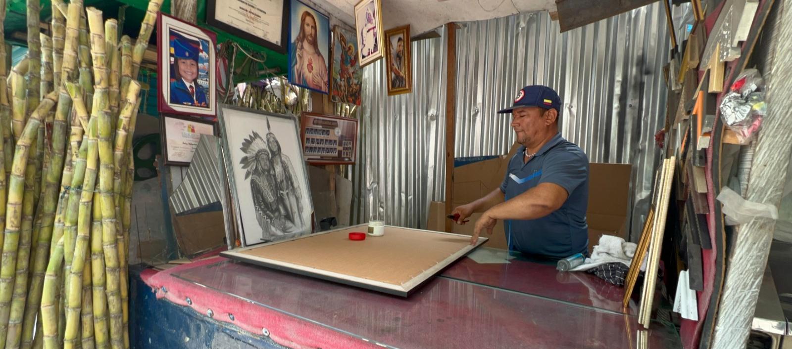 César Llerena tiene una marquetería desde hace 35 años en la vía pública del Centro
