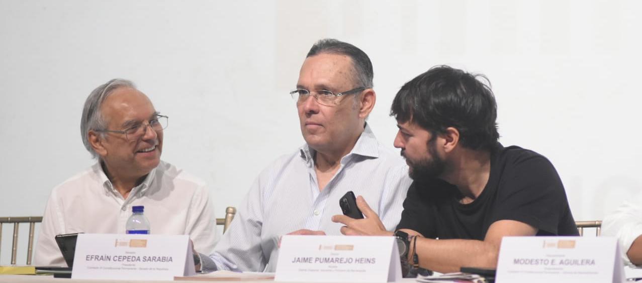 Ministro de Hacienda Ricardo Bonilla con el senador Efraín Cepeda y el Alcalde Jaime Pumarejo.