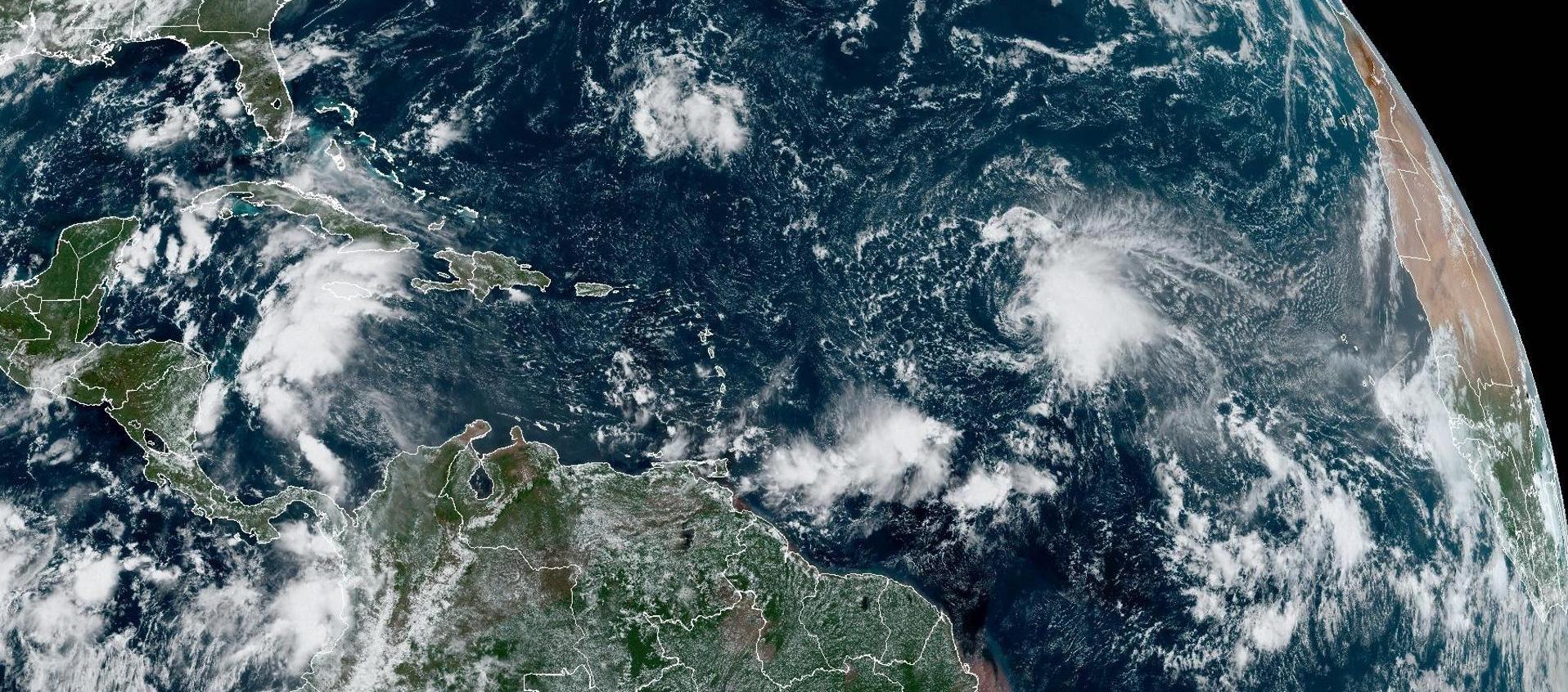 Tormenta tropical Philippe circulando por el Océano Atlántico. 