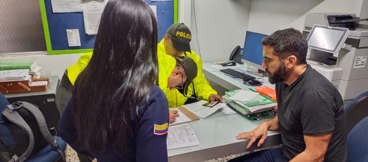 El senador Arturo Char ante Migración Colombia, minutos después de aterrizar en el aeropuerto Ernesto Cortisssoz