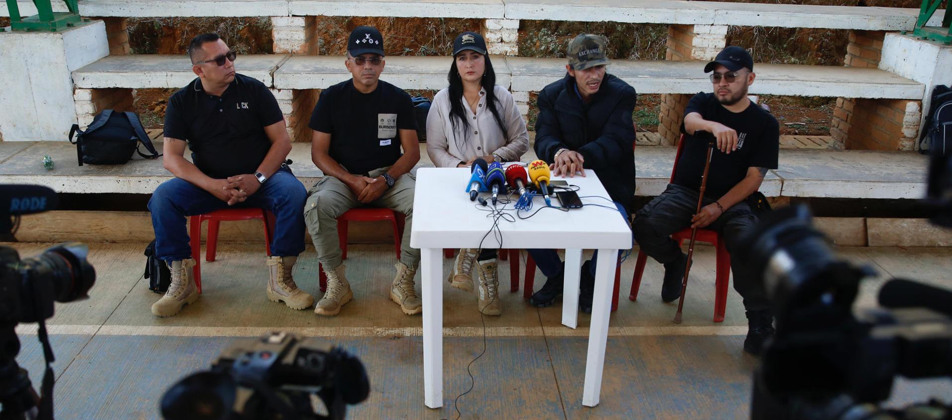 ‘Andrey Avendaño’, jefe de la delegación de las disidencias de las FARC, habla con periodistas este domingo en Suárez.