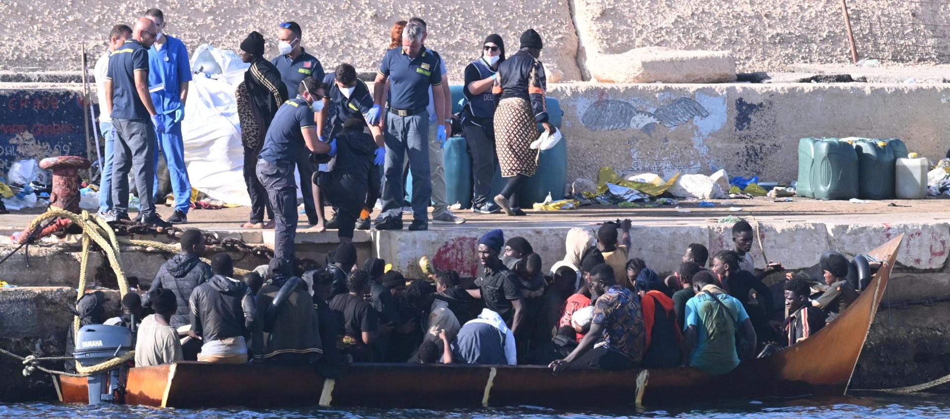 Nuevas oleadas de migrantes llegaron en las últimas horas a la isla italiana de Lampedusa, en Italia