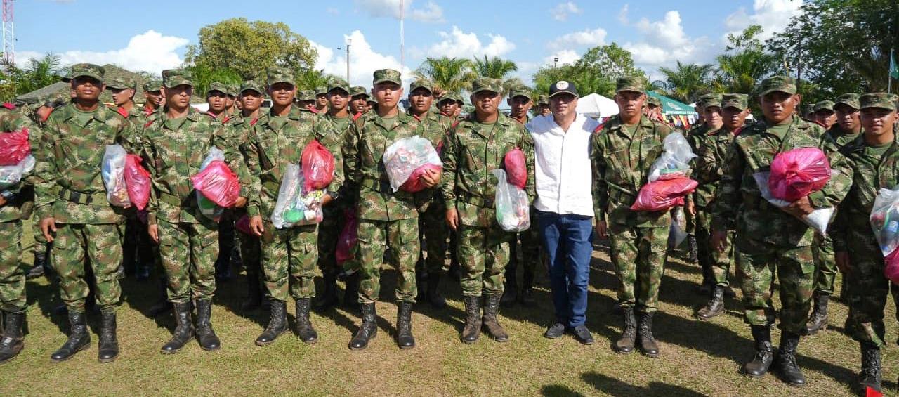 El Presidente Gustavo Petro con soldados que prestan el servicio militar.