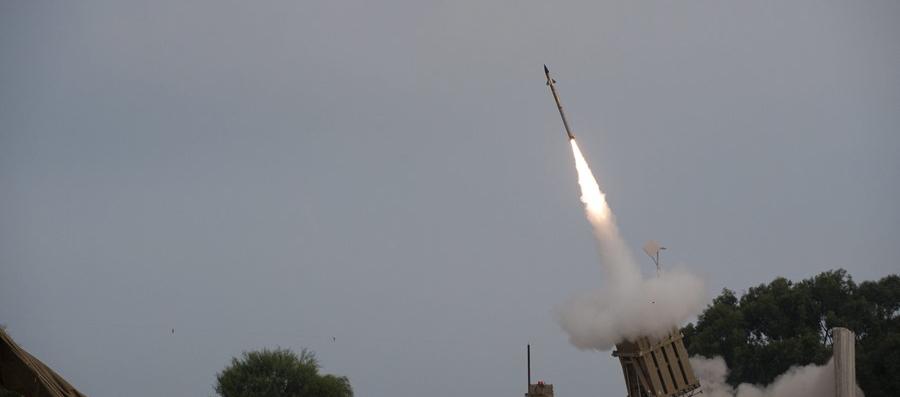 Ataque con misil en confrontación entre Israel y Siria. 