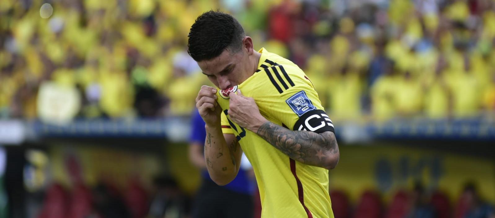 James Rodríguez besando el escudo de la selección Colombia.