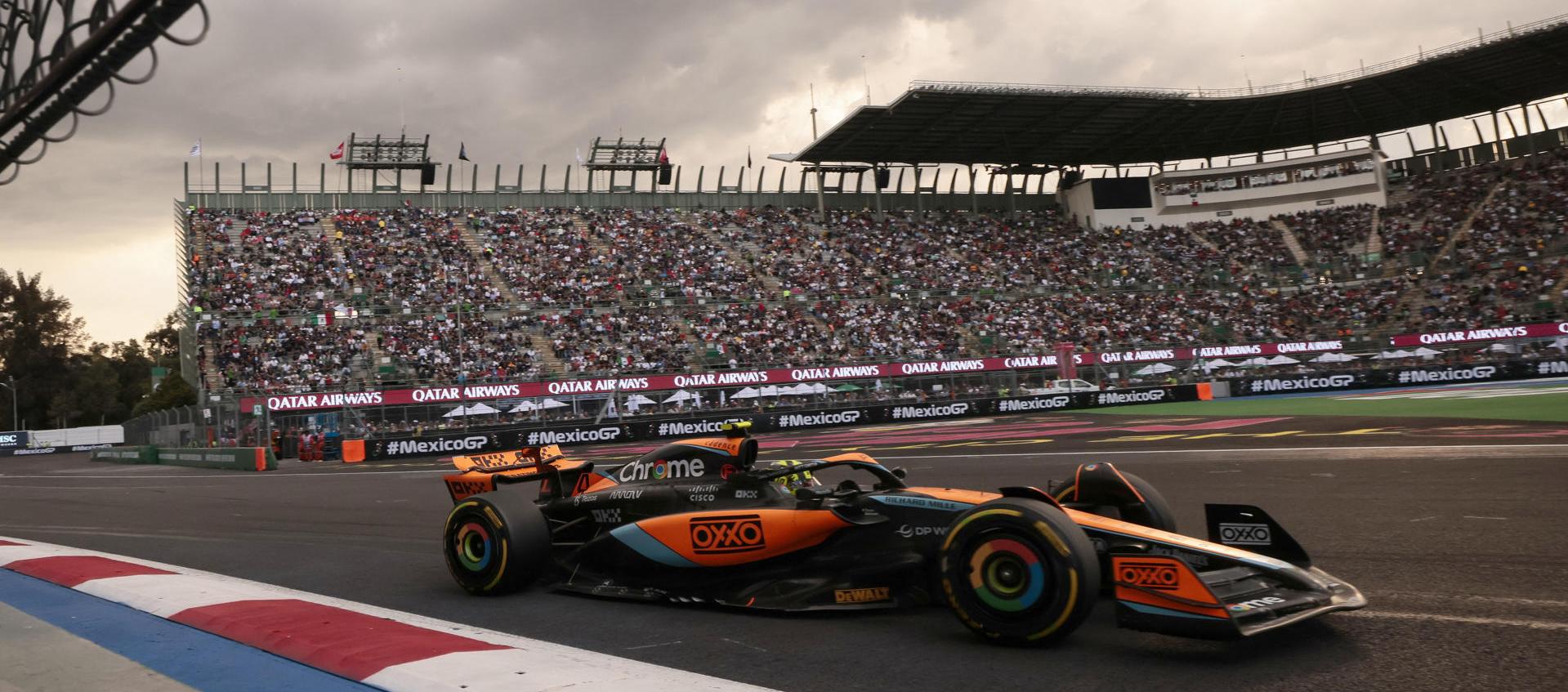 Lando Norris, de la escudería McLaren, conduce su monoplaza en la segunda práctica del Gran Premio de México.