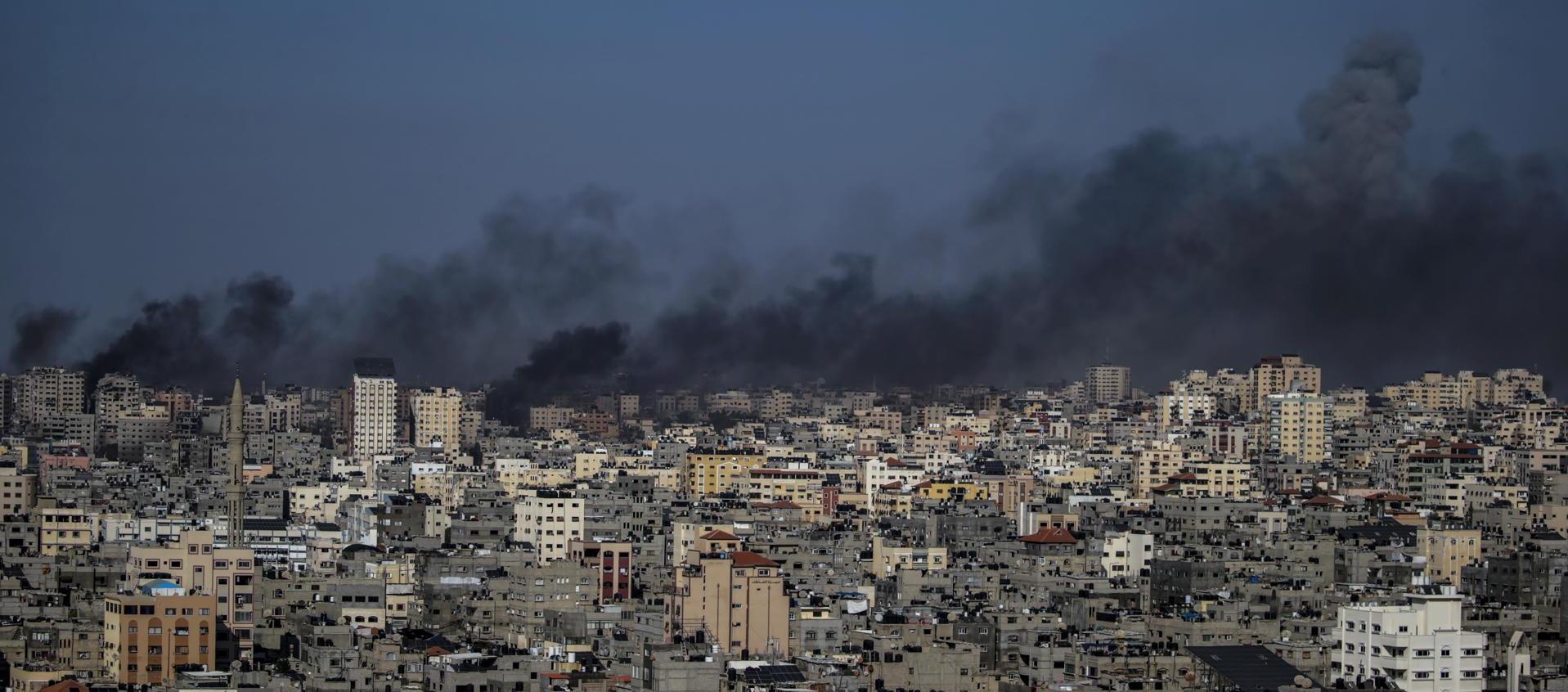 El humo se eleva desde el puerto de Gaza tras un ataque aéreo israelí este jueves