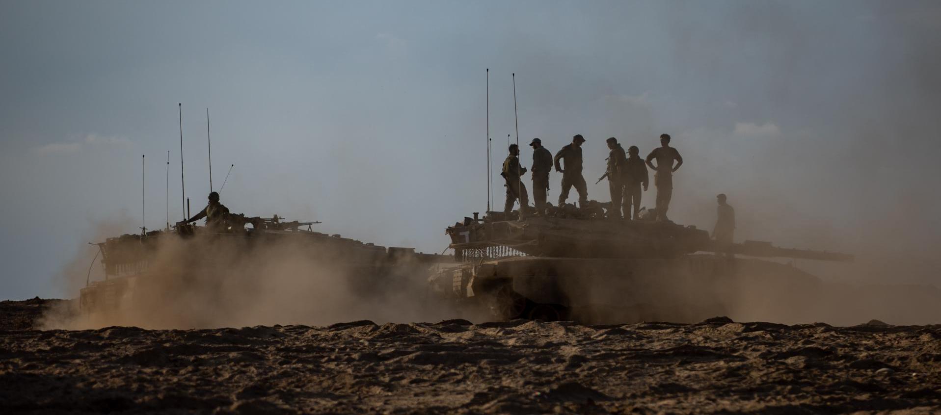 Militares de Israel, junto a equipos de artillería.