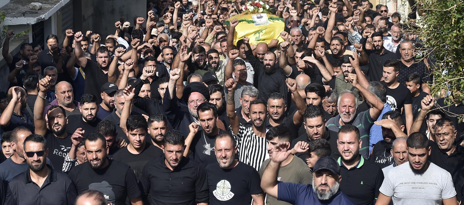 Los partidarios del grupo militante libanés Hezbollah y sus familiares llevan el ataúd del combatiente de Hezbollah Bilal Rmeity. 