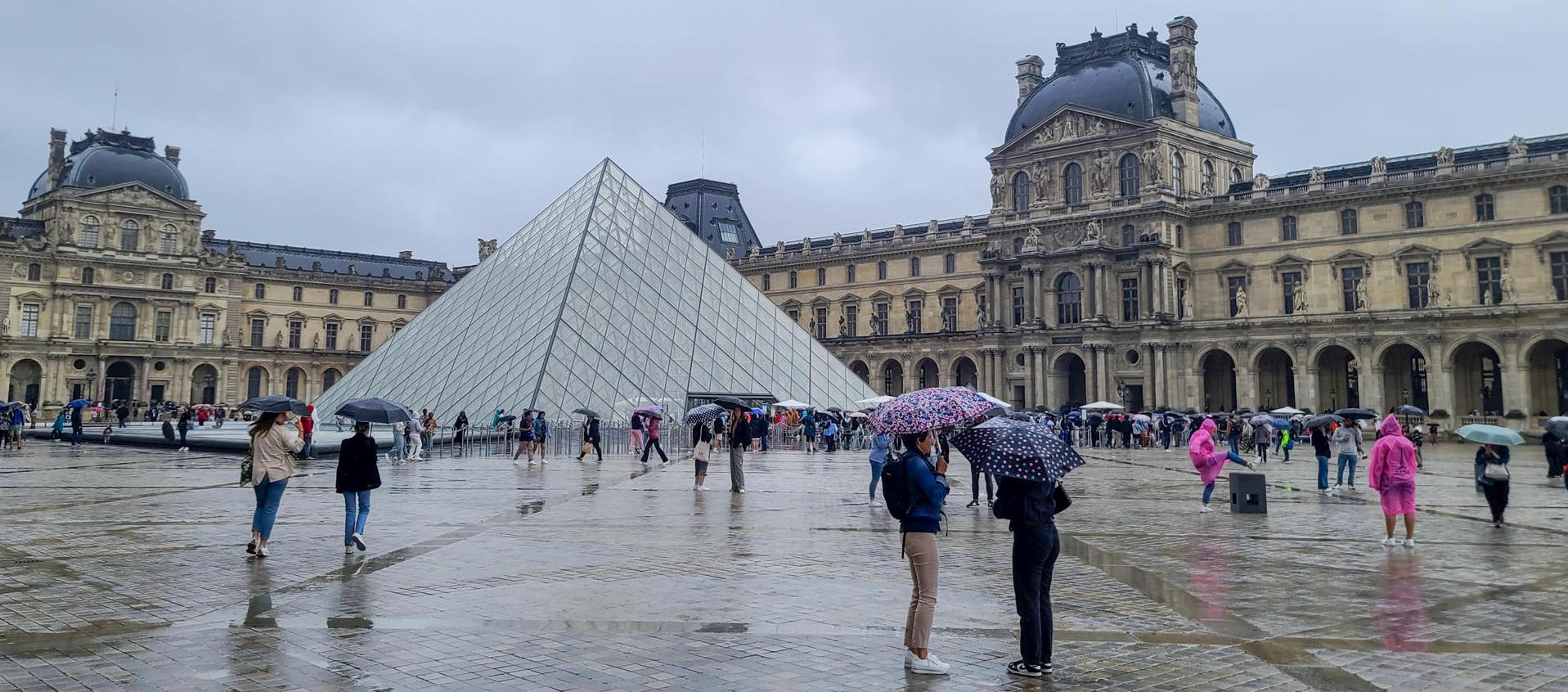 El Museo Louvre que está ubicado en París, Francia.