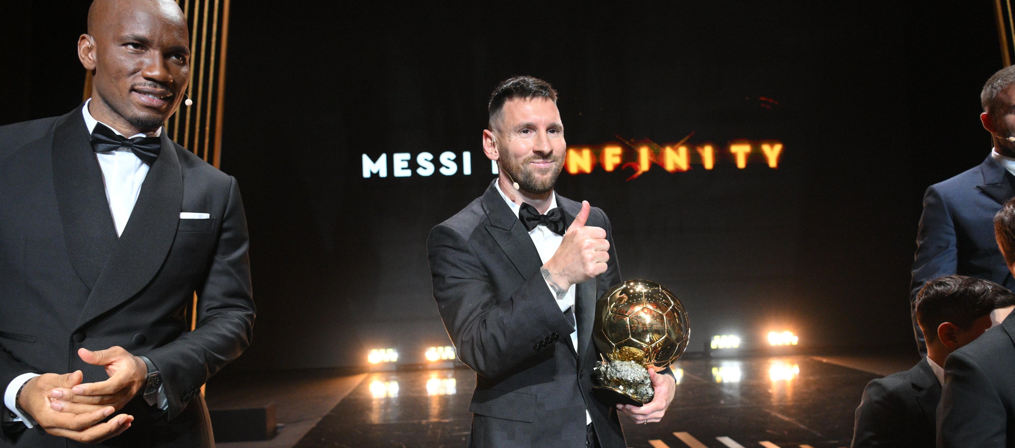 Lionel Messi recibiendo su octavo Balón de Oro.
