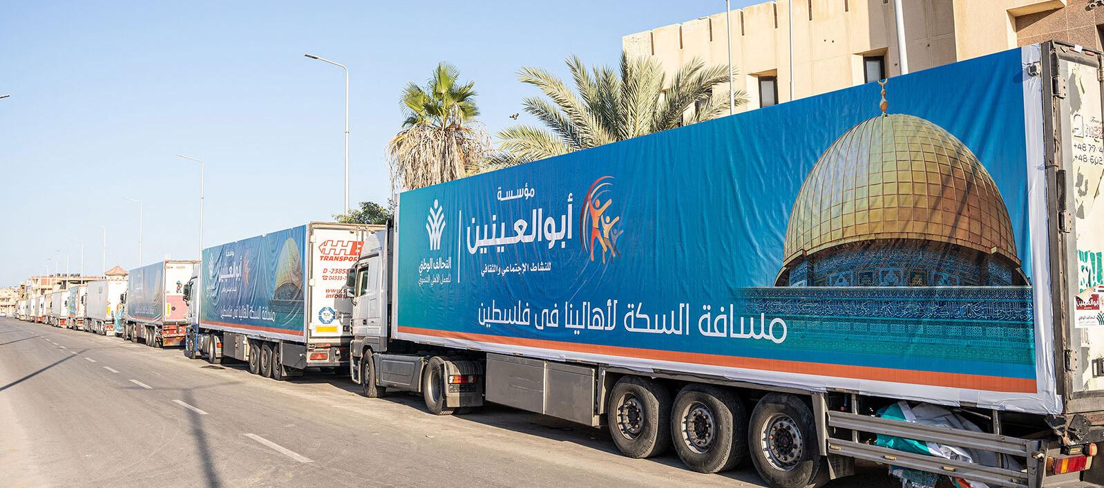 Camiones con ayuda humanitaria en Egipto se dirigen hacia el cruce fronterizo con Gaza
