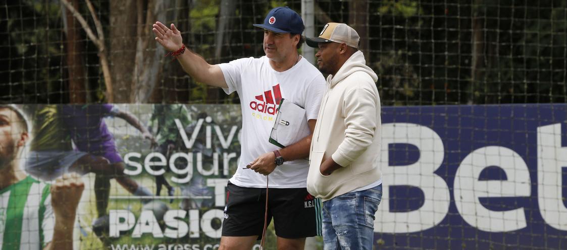 Néstor Lorenzo dialoga con Camilo Zúñiga, exjugador de la Selección Colombia.