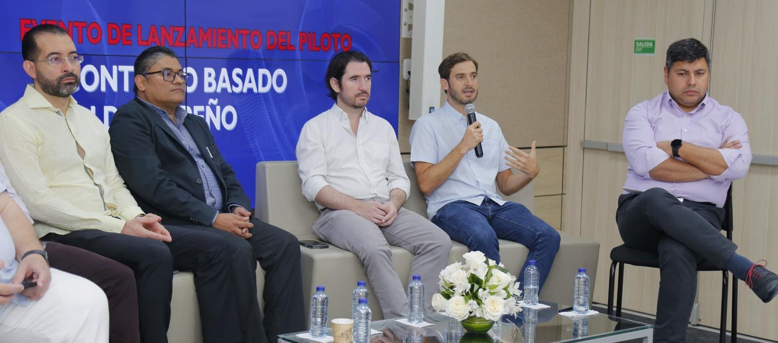 Alfredo Carbonell, gerente de Desarrollo Social del Distrito de Barranquilla junto a otros delegados.