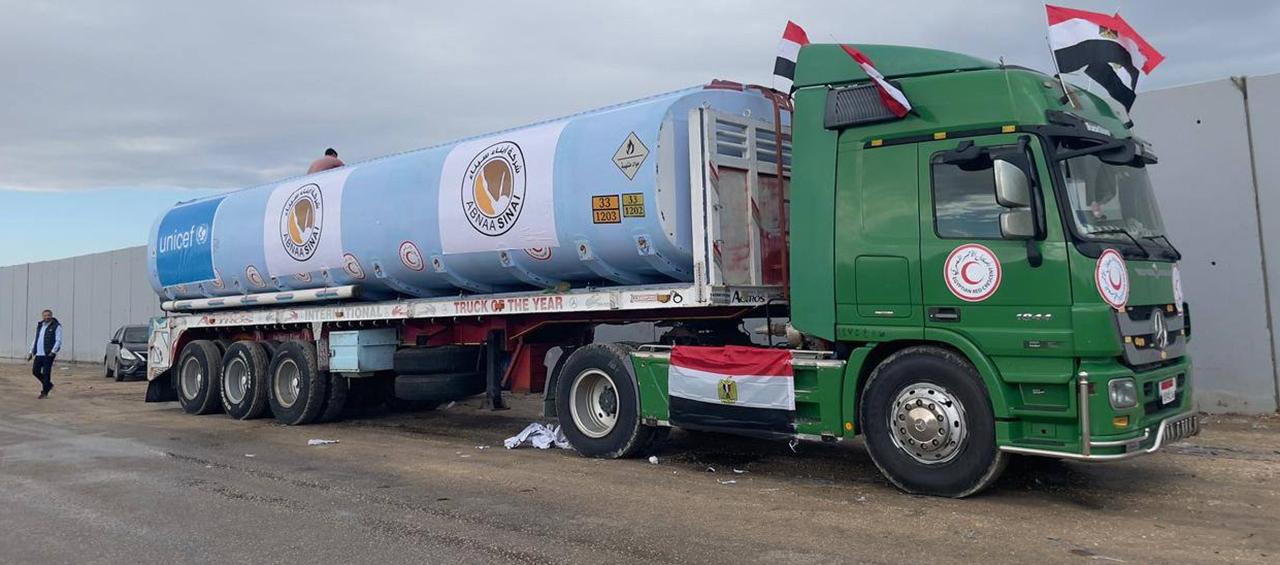 Un camión egipcio para entregar combustible a la Franja de Gaza.