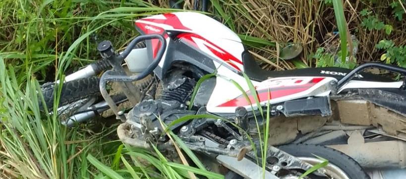 La moto quedó encima del cuerpo del hombre que fue encontrado muerto.