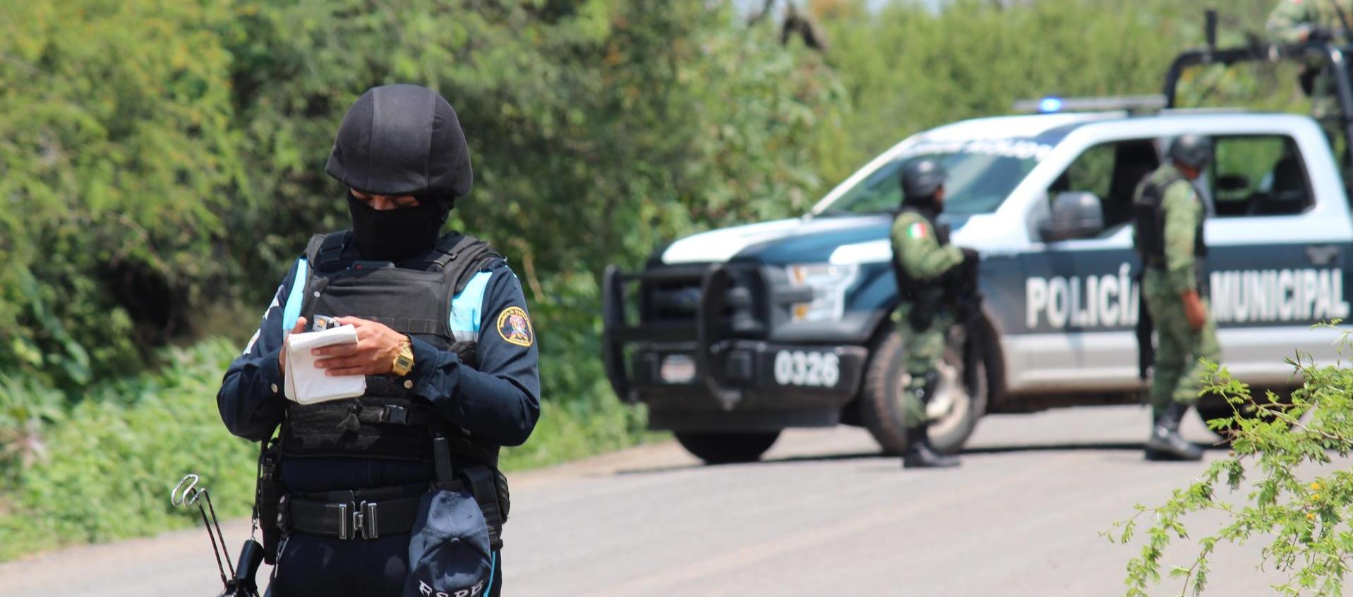 Policía mexicana tras un ataque armado.