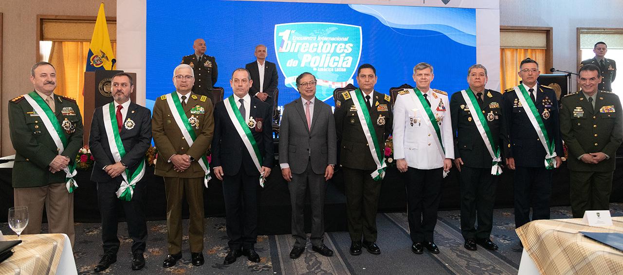 Gustavo Petro junto con los directores de policía de América Latina.